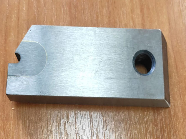 Special knife for heading machine